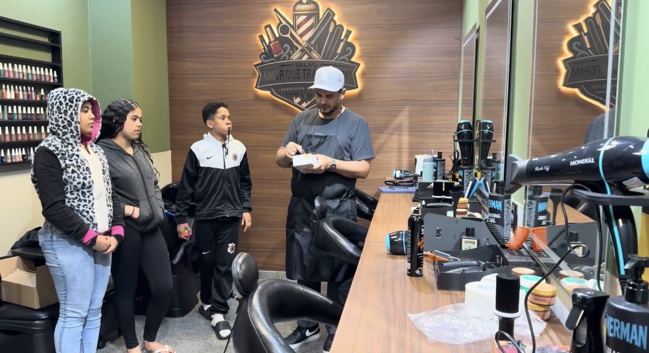 Participantes durante uma aula do curso de barbearia