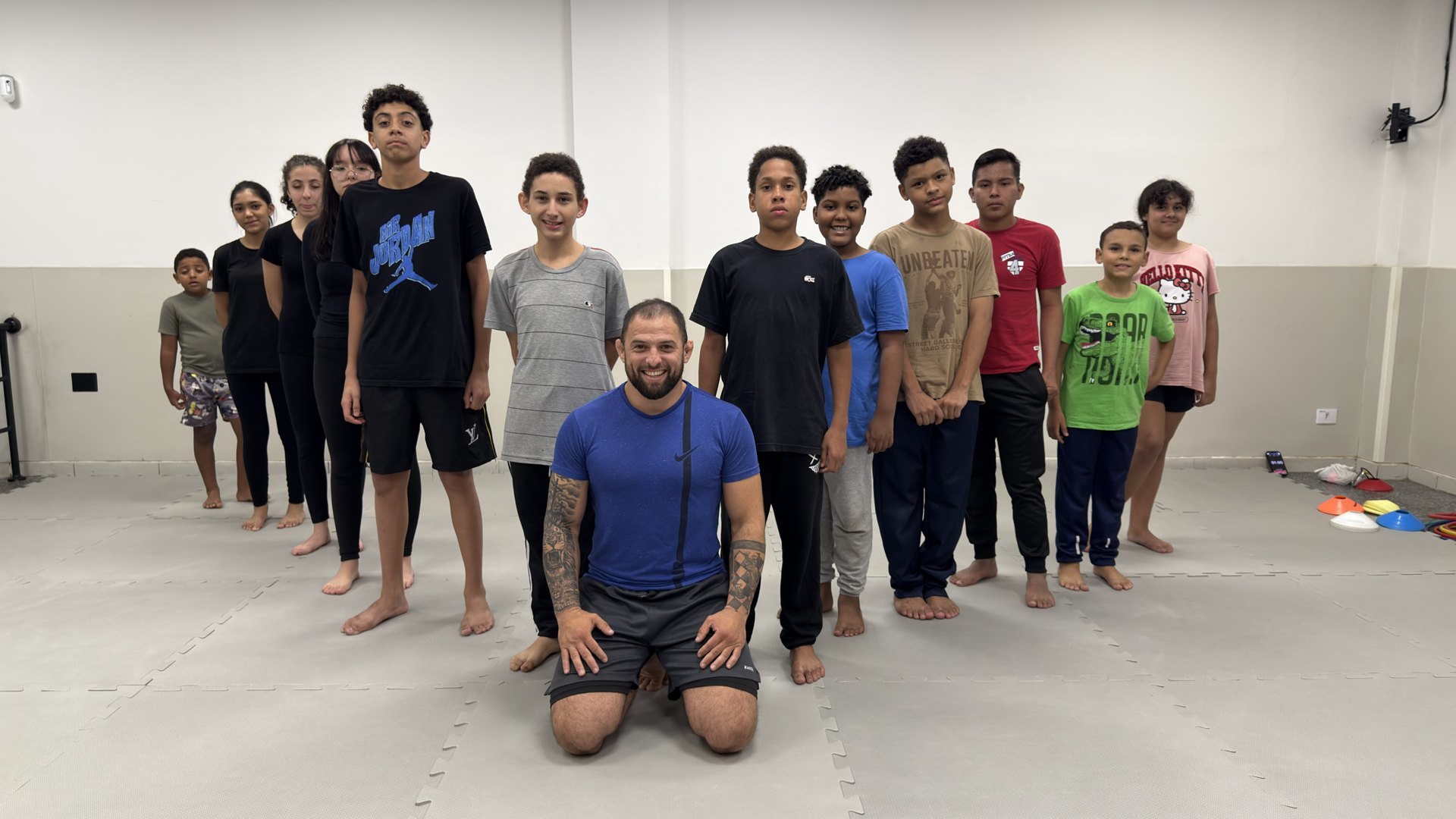 Turma de jiu-jitsu reunida com os professores do Amor que Transforma